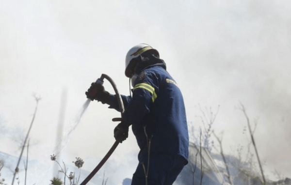 Φωτιά στην Παιανία: Νεκρός ένας άνδρας