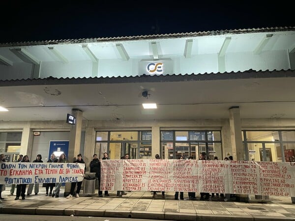 Tέμπη: Φοιτητές απέκλεισαν για 57 λεπτά τις γραμμές του τρένου στη Λάρισα