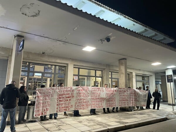 Tέμπη: Φοιτητές απέκλεισαν για 57 λεπτά τις γραμμές του τρένου στη Λάρισα