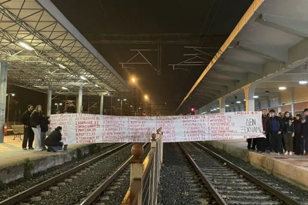 Tέμπη: Φοιτητές απέκλεισαν για 57 λεπτά τις γραμμές του τρένου στη Λάρισα