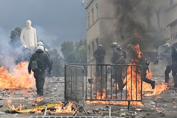 Επεισόδια στο Σύνταγμα - Μολότοφ στο προαύλιο της Βουλής