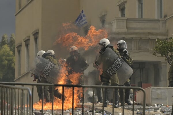 Επεισόδια στο Σύνταγμα - Μολότοφ στο προαύλιο της Βουλής