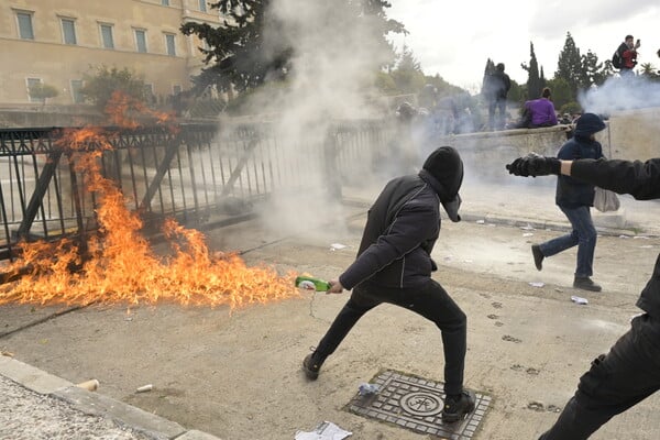 Επεισόδια στο Σύνταγμα - Μολότοφ στο προαύλιο της Βουλής