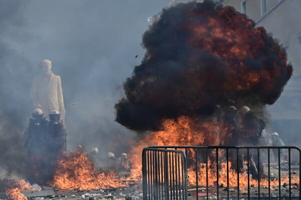 Επεισόδια στο Σύνταγμα - Μολότοφ στο προαύλιο της Βουλής