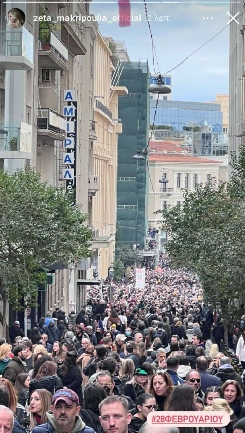 Καλλιτέχνες και επώνυμοι στις συγκεντρώσεις για τα Τέμπη