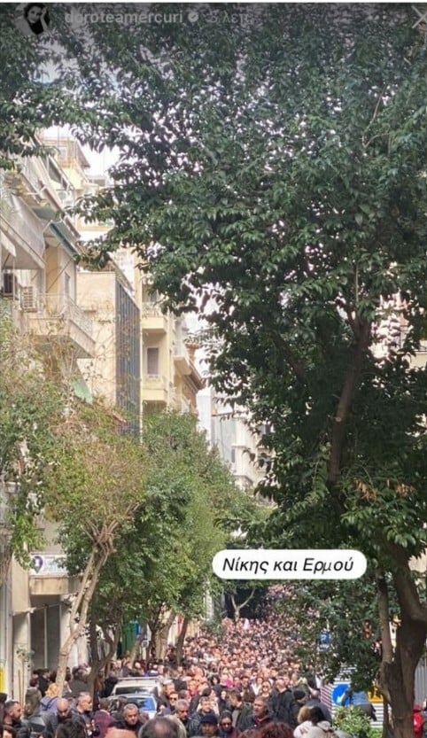 Καλλιτέχνες και επώνυμοι στις συγκεντρώσεις για τα Τέμπη