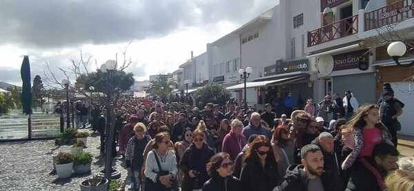 Πορεία για Τέμπη: Μεγάλη συγκέντρωση στη Σαντορίνη