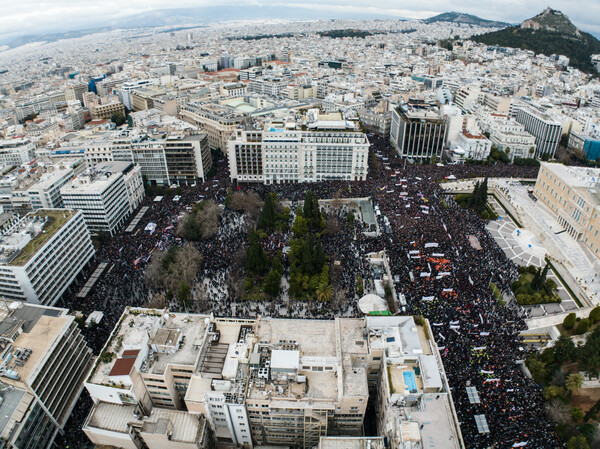 Συγκέντρωση για τα Τέμπη: Πανοραμικές φωτογραφίες από την πλατεία Συντάγματος