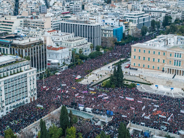 Συγκέντρωση για τα Τέμπη: Πανοραμικές φωτογραφίες από την πλατεία Συντάγματος