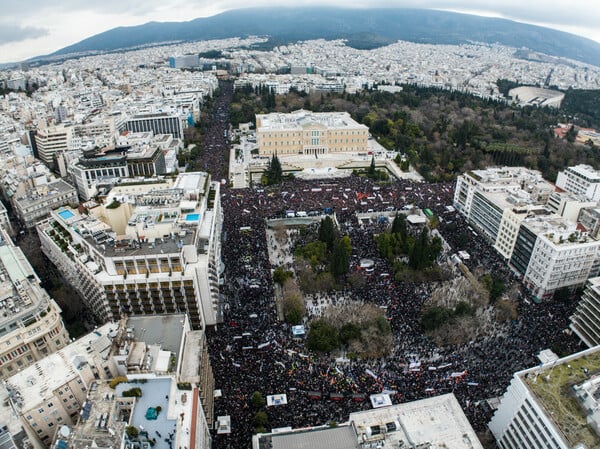 Συγκέντρωση για τα Τέμπη: Πανοραμικές φωτογραφίες από την πλατεία Συντάγματος