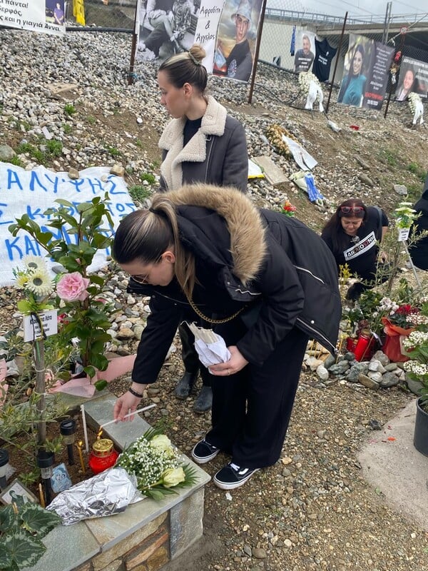 Τέμπη: Τρισάγιο για τα δύο χρόνια - Οι συγγενείς στον τόπο της τραγωδίας