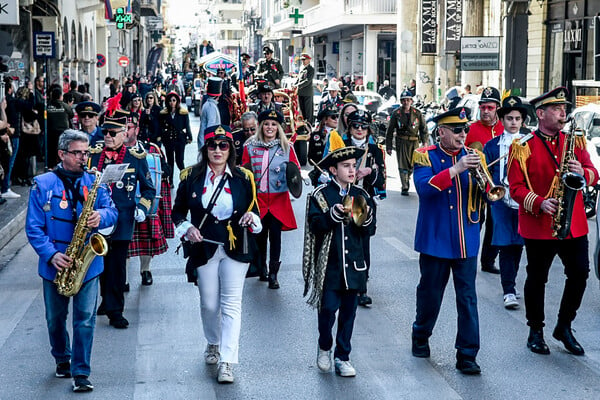 Πατρινό καρναβαλι: Δείτε live τη νυχτερινή παρελαση