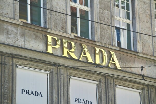 H Prada δίνει 1,5 δισ. ευρώ για να αγοράσει τη Versace