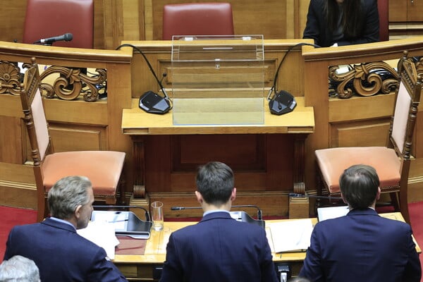 Πρόταση δυσπιστίας: Συμφωνία τεσσάρων κομμάτων για το κείμενο που θα κατατεθεί Βουλή την Τετάρτη