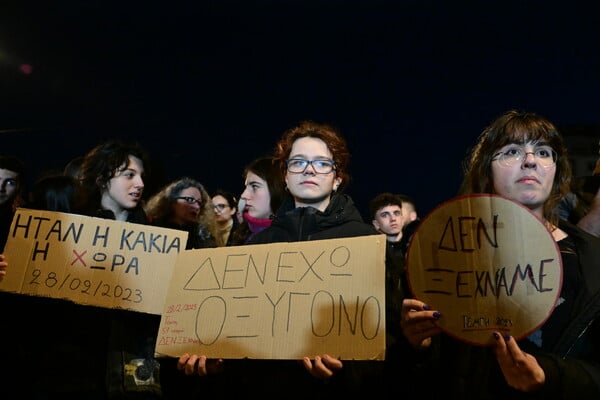 «Δικαιοσύνη»: Χιλιάδες πολίτες στους δρόμους για τα Τέμπη