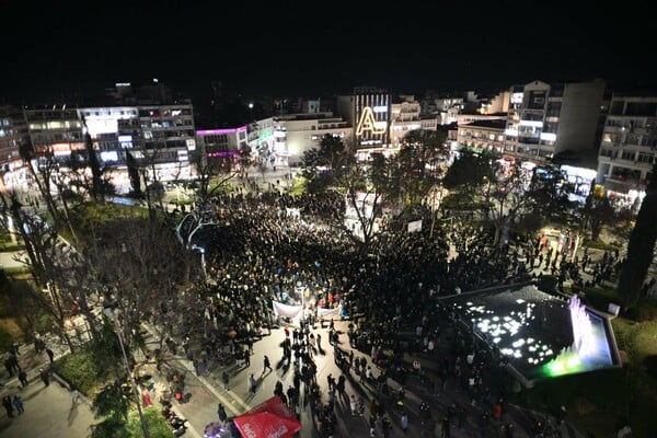 «Δικαιοσύνη»: Χιλιάδες πολίτες στους δρόμους για τα Τέμπη