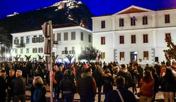 «Δικαιοσύνη»: Χιλιάδες πολίτες στους δρόμους για τα Τέμπη