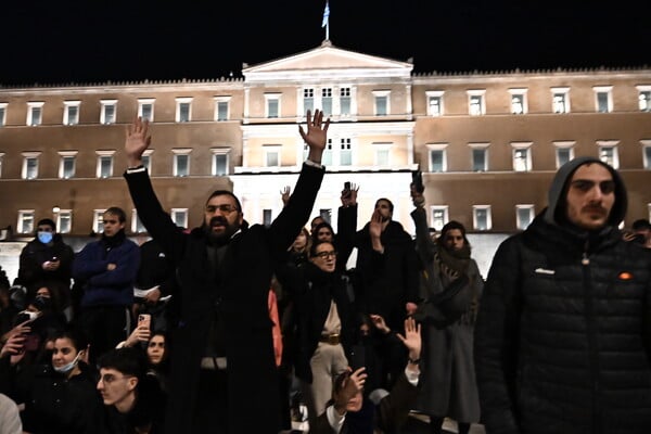 Επεισόδια στο Σύνταγμα - Καίνε κάδους