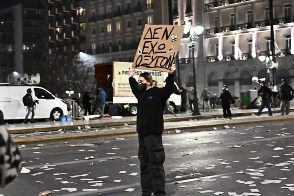 Επεισόδια στο Σύνταγμα - Καίνε κάδους