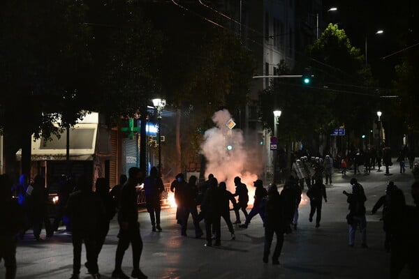 Επεισόδια στο Σύνταγμα - Καίνε κάδους