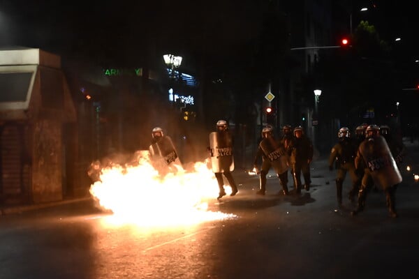 Επεισόδια στο Σύνταγμα - Καίνε κάδους