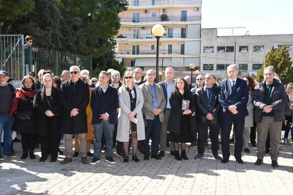 Αποκαλυπτήρια μνημείου στον Βύρωνα για τα θύματα της τραγωδίας των Τεμπών