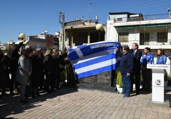 Αποκαλυπτήρια μνημείου στον Βύρωνα για τα θύματα της τραγωδίας των Τεμπών