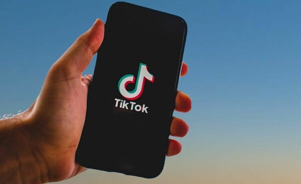 Γιατί η Αλβανία κλείνει το TikTok για έναν χρόνο