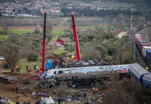 Τέμπη: Εντοπίστηκε στο Κουλούρι κομμάτι της οροφής της δεύτερης μηχανής της εμπορικής αμαξοστοιχίας