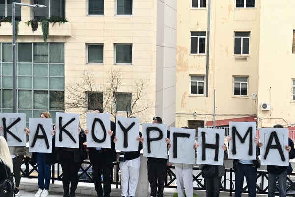 «Δικαιοσύνη» για το Μάτι ζητούν συγκεντρωμένοι στο Εφετείο - Εν αναμονή της πρότασης της εισαγγελέως