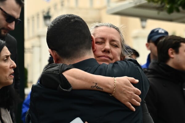 Συγκέντρωση έξω από τη Βουλή στη μνήμη του Ιάσονα Λαλαούνη που σκοτώθηκε σε τροχαίο