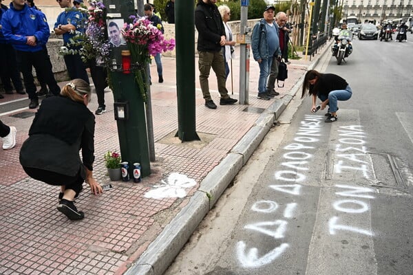 Συγκέντρωση έξω από τη Βουλή στη μνήμη του Ιάσονα Λαλαούνη που σκοτώθηκε σε τροχαίο