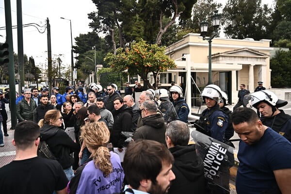 Συγκέντρωση έξω από τη Βουλή στη μνήμη του Ιάσονα Λαλαούνη που σκοτώθηκε σε τροχαίο