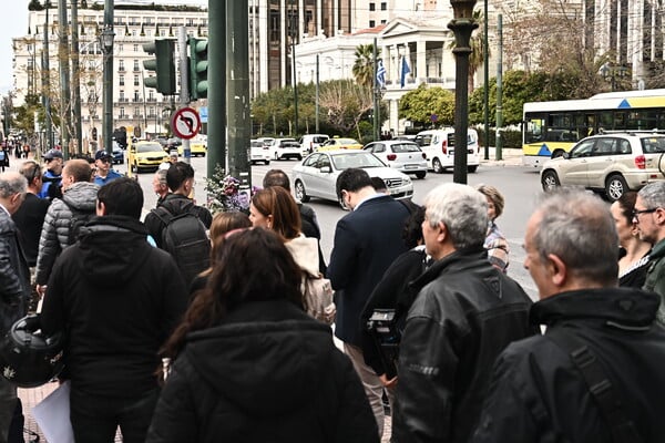 Συγκέντρωση έξω από τη Βουλή στη μνήμη του Ιάσονα Λαλαούνη που σκοτώθηκε σε τροχαίο