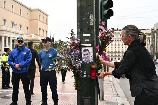 Συγκέντρωση έξω από τη Βουλή στη μνήμη του Ιάσονα Λαλαούνη που σκοτώθηκε σε τροχαίο