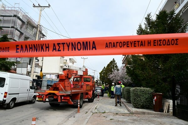 Βούλα: Γερανοφόρο όχημα έπεσε σε ηλεκτροφόρα καλώδια - Ένα άτομο χωρίς τις αισθήσεις του