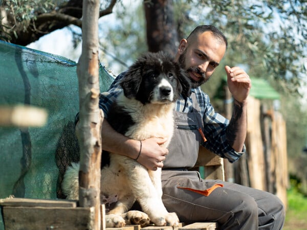 «Οι άνθρωποι του χωριού είναι απλοί, καθημερινοί άνθρωποι. Επέλεξα να ζήσω ανάμεσά τους και όχι σε παλάτια. Κοντά τους όμως νιώθω βασιλιάς».