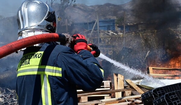 Φωτιά τώρα σε εργοστάσιο στη Ριτσώνα - Εστάλη 112 στους κατοίκους 