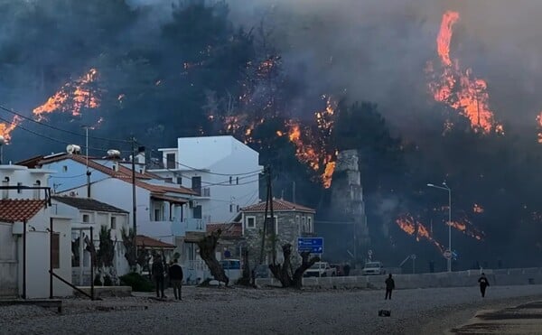 Φωτιά στη Σάμο: Επιχειρούν δεκάδες πυροσβέστες και εθελοντές