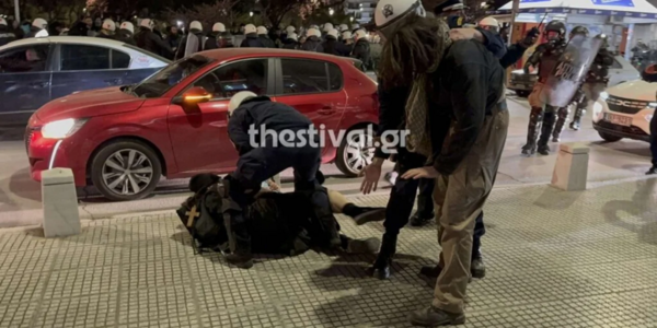 Θεσσαλονίκη: Ένταση και προσαγωγές στη διαμαρτυρία κατά παράστασης του Χριστόφορου Ζαραλίκου