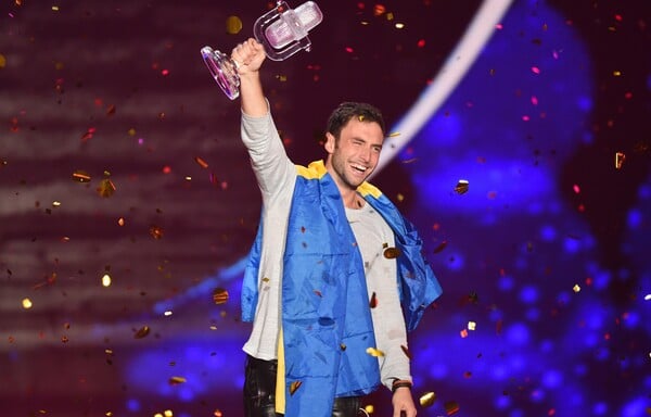 Eurovision: Ο νικητής του 2015 κατηγορείται από τη σύζυγό του για κακοποίηση και χρήση ουσιών