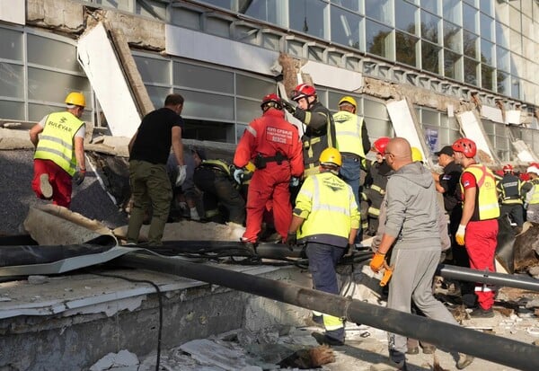 Σερβία: Στους 16 οι νεκροί από το δυστύχημα στον σταθμό - Πέθανε νεαρός που είχε τραυματιστεί