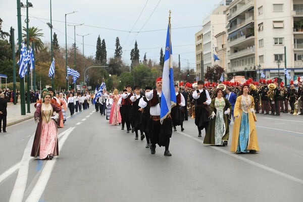 25η Μαρτίου: Στιγμιότυπα από τη μαθητική παρέλαση στο κέντρο της Αθήνας