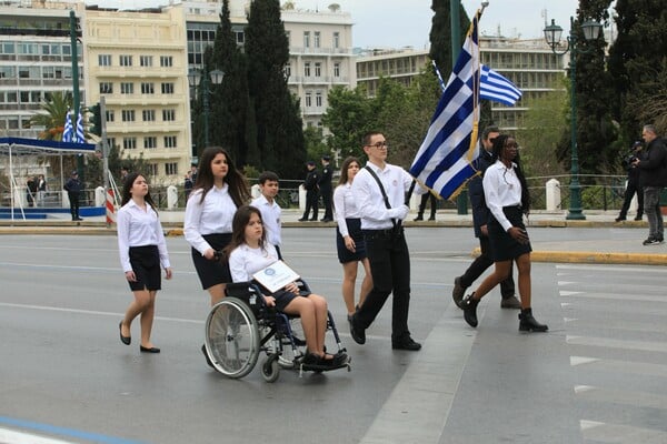 25η Μαρτίου: Στιγμιότυπα από τη μαθητική παρέλαση στο κέντρο της Αθήνας