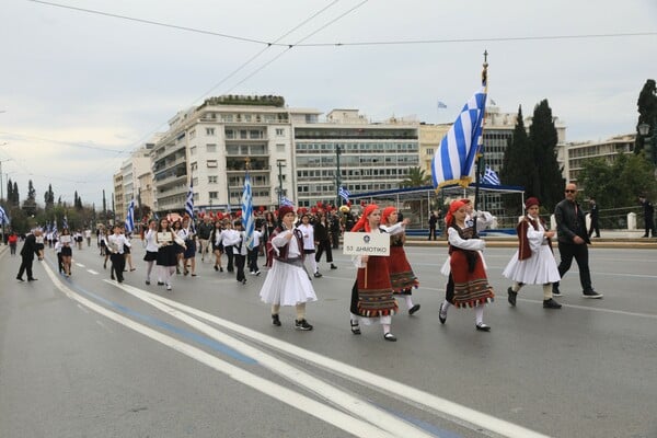 25η Μαρτίου: Στιγμιότυπα από τη μαθητική παρέλαση στο κέντρο της Αθήνας