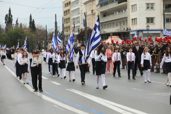 25η Μαρτίου: Στιγμιότυπα από τη μαθητική παρέλαση στο κέντρο της Αθήνας