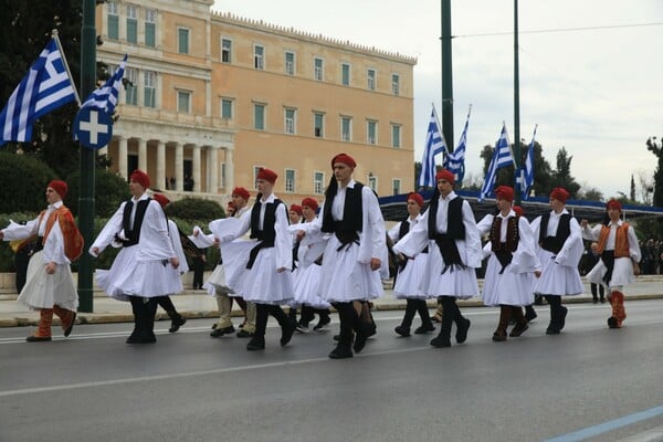 25η Μαρτίου: Στιγμιότυπα από τη μαθητική παρέλαση στο κέντρο της Αθήνας