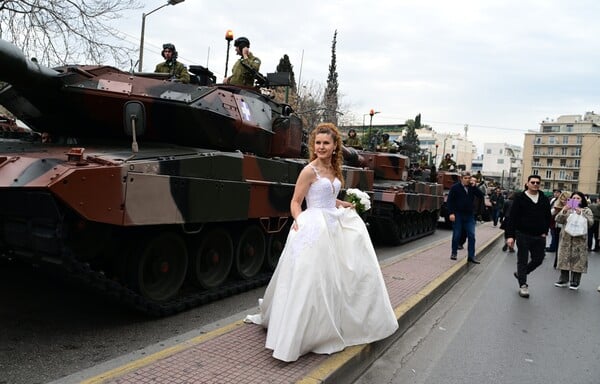 25η Μαρτίου: Πήγε στην παρέλαση με το νυφικό και φωτογραφήθηκε δίπλα στα άρματα