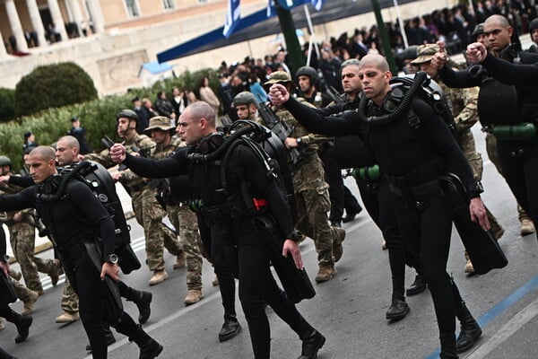 25η Μαρτίου: Στιγμιότυπα από την στρατιωτική παρέλαση στο κέντρο της Αθήνας