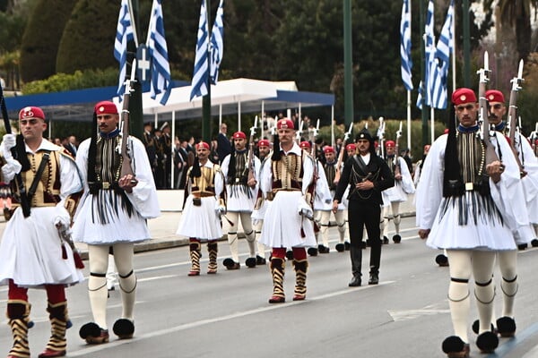 25η Μαρτίου: Στιγμιότυπα από την στρατιωτική παρέλαση στο κέντρο της Αθήνας